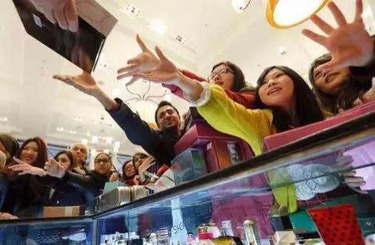 操中年妇女骚屄中国人依然爱赴日旅游 消费已由爆买转向网购